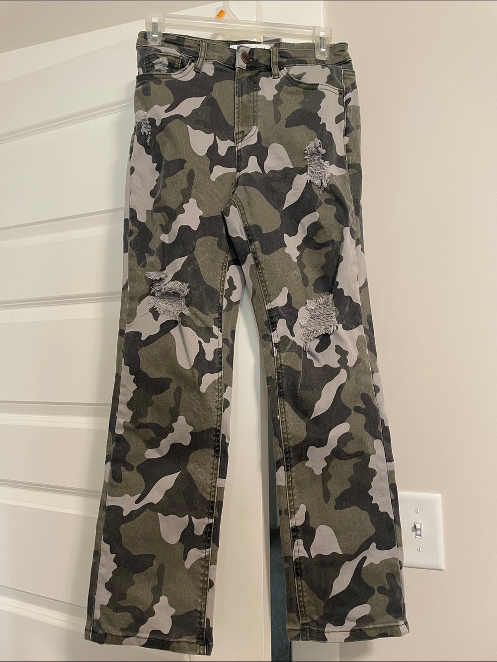 Women’s Camo Distressed Straight-Leg Pants - Olive/Gray